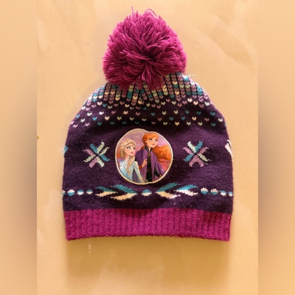 Hot DISNEY Girls Frozen 2 Elsa & Anna Beanie Cap Purple Burgundy Snowflake Pom - Picture 1 of 11